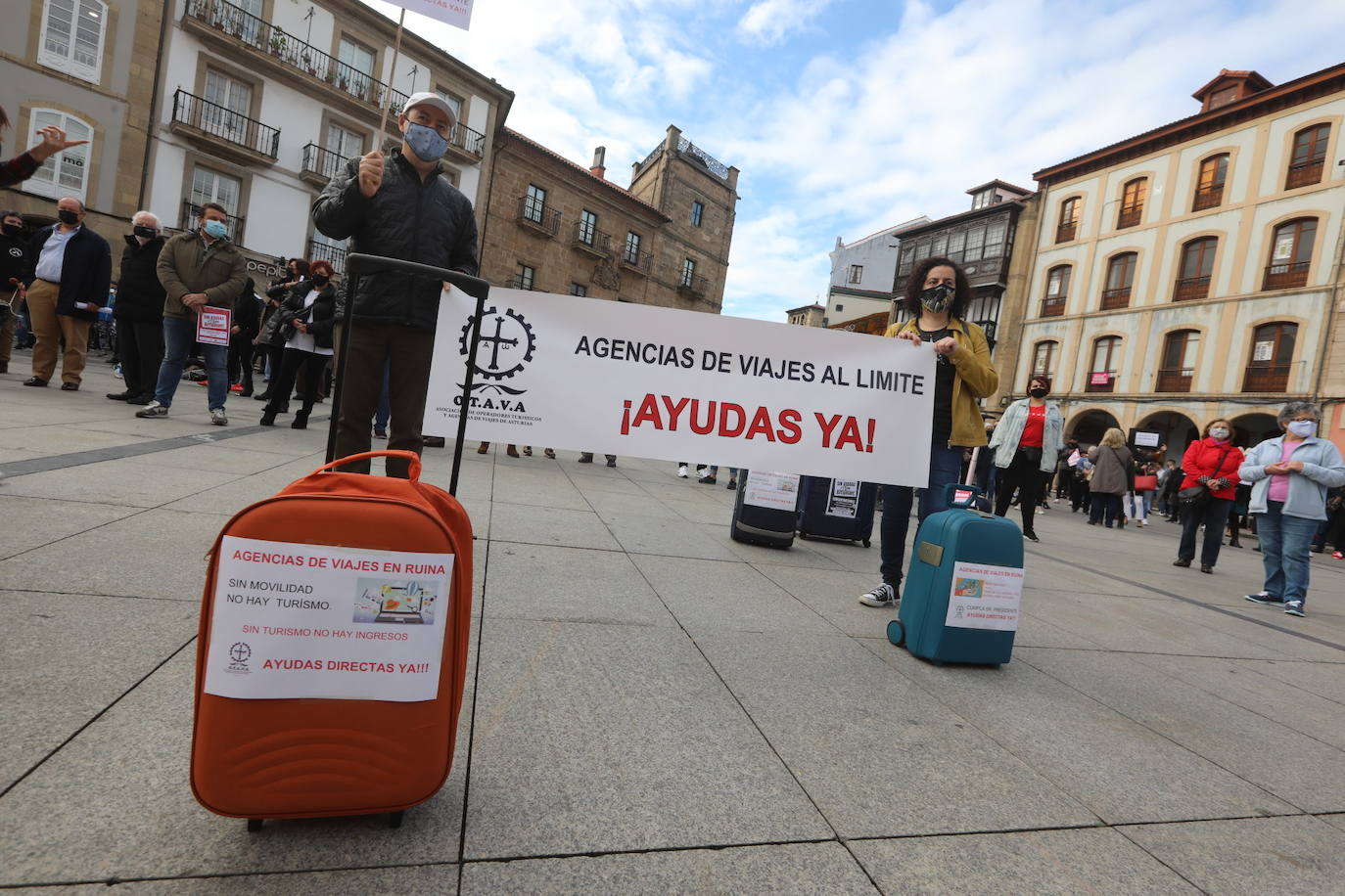 Buena parte del comercio y la hostelería asturiana llevan sin poder abrir desde el pasado 4 de noviembre, a causa de las medidas decretadas por el Gobierno regional para intentar frenar la segunda oleada de la pandemia. Desde entonces, los profesionales no han dejado de reivindicar en las calles de todo el Principado ayudas para el sector que permitan paliar las pérdidas ocasionadas por el cierre obligatorio. Así han sido las protestas que hosteleros y comerciantes protagonizaron la pasada semana. 
