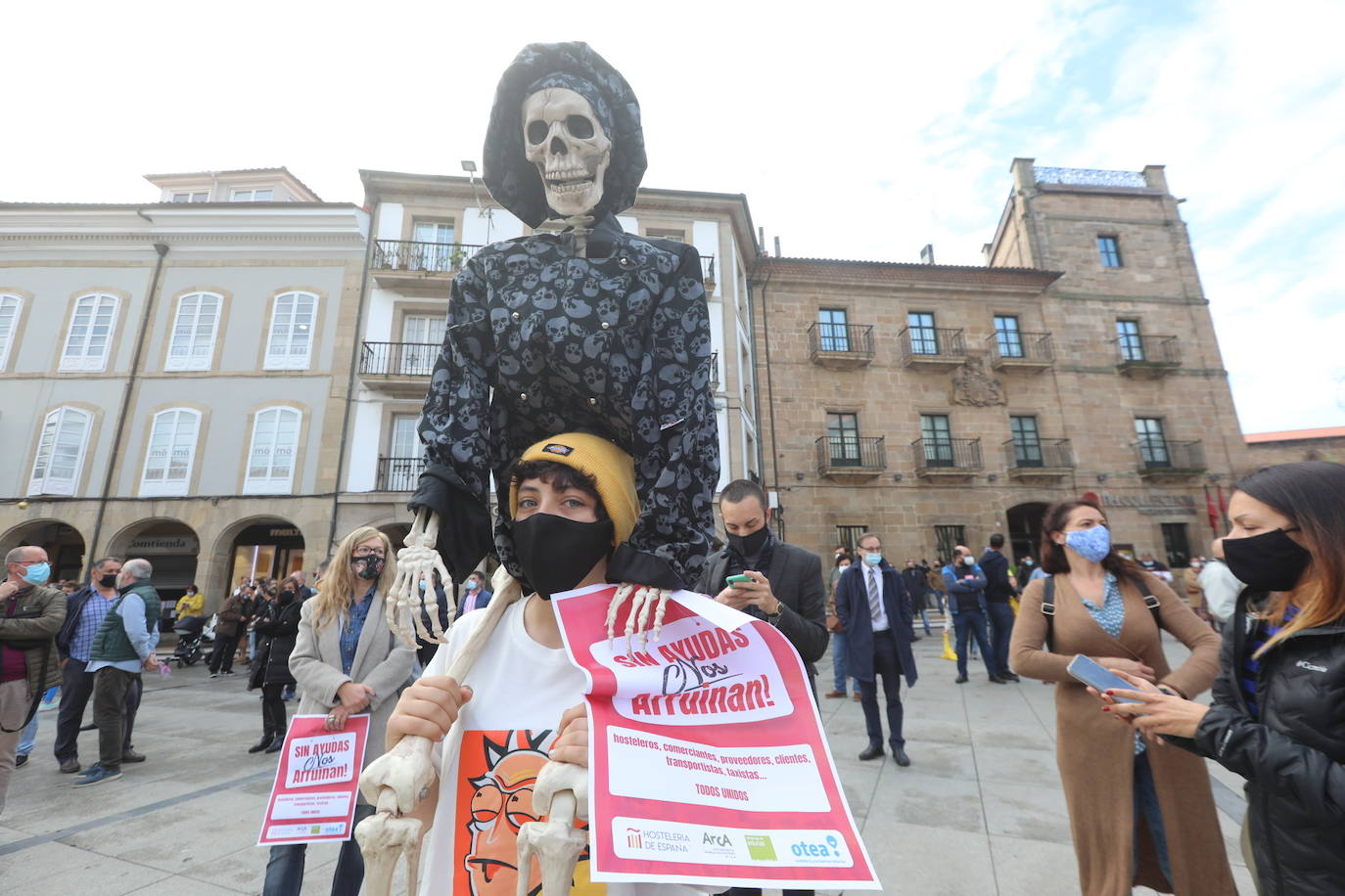 Buena parte del comercio y la hostelería asturiana llevan sin poder abrir desde el pasado 4 de noviembre, a causa de las medidas decretadas por el Gobierno regional para intentar frenar la segunda oleada de la pandemia. Desde entonces, los profesionales no han dejado de reivindicar en las calles de todo el Principado ayudas para el sector que permitan paliar las pérdidas ocasionadas por el cierre obligatorio. Así han sido las protestas que hosteleros y comerciantes protagonizaron la pasada semana. 
