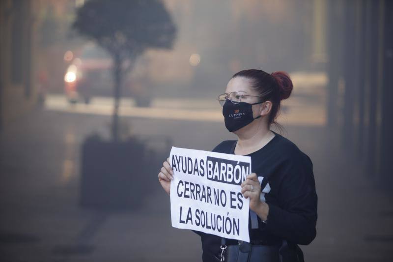 Buena parte del comercio y la hostelería asturiana llevan sin poder abrir desde el pasado 4 de noviembre, a causa de las medidas decretadas por el Gobierno regional para intentar frenar la segunda oleada de la pandemia. Desde entonces, los profesionales no han dejado de reivindicar en las calles de todo el Principado ayudas para el sector que permitan paliar las pérdidas ocasionadas por el cierre obligatorio. Así han sido las protestas que hosteleros y comerciantes protagonizaron la pasada semana. 