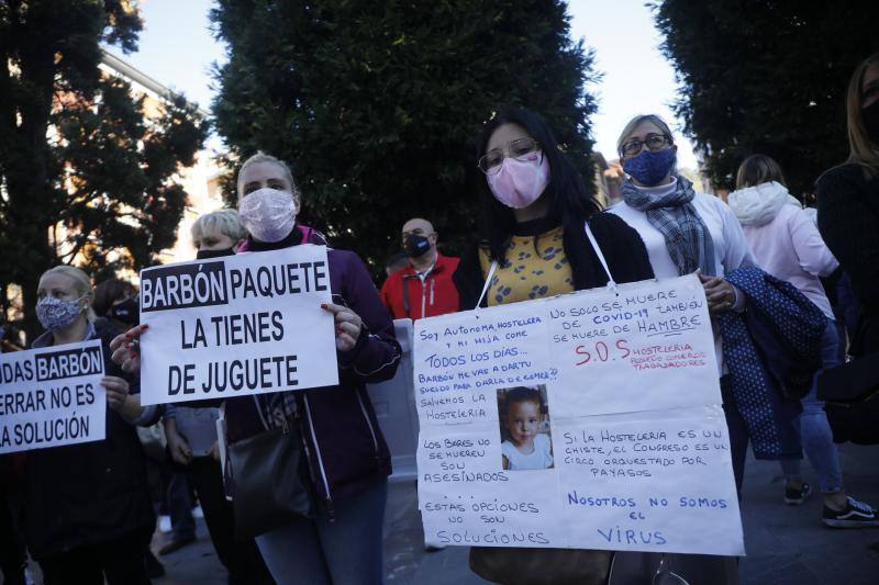 Buena parte del comercio y la hostelería asturiana llevan sin poder abrir desde el pasado 4 de noviembre, a causa de las medidas decretadas por el Gobierno regional para intentar frenar la segunda oleada de la pandemia. Desde entonces, los profesionales no han dejado de reivindicar en las calles de todo el Principado ayudas para el sector que permitan paliar las pérdidas ocasionadas por el cierre obligatorio. Así han sido las protestas que hosteleros y comerciantes protagonizaron la pasada semana. 