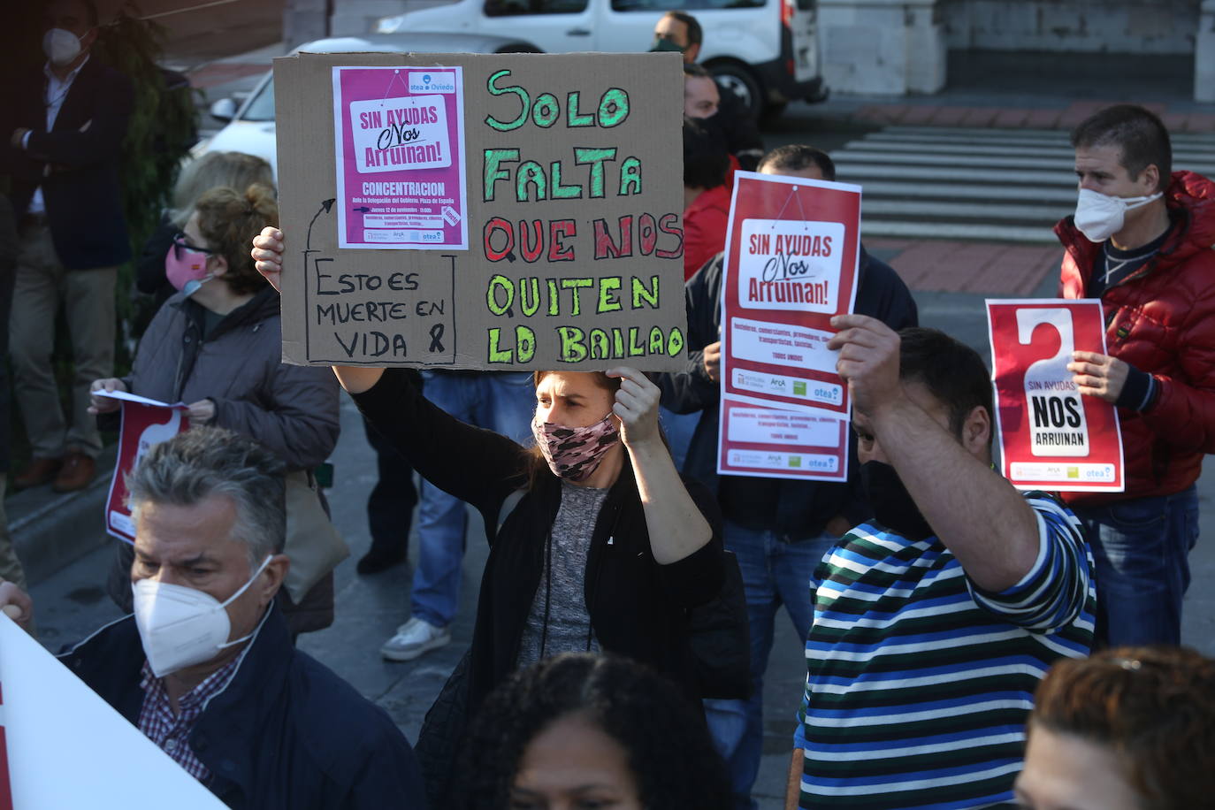Buena parte del comercio y la hostelería asturiana llevan sin poder abrir desde el pasado 4 de noviembre, a causa de las medidas decretadas por el Gobierno regional para intentar frenar la segunda oleada de la pandemia. Desde entonces, los profesionales no han dejado de reivindicar en las calles de todo el Principado ayudas para el sector que permitan paliar las pérdidas ocasionadas por el cierre obligatorio. Así han sido las protestas que hosteleros y comerciantes protagonizaron la pasada semana. 