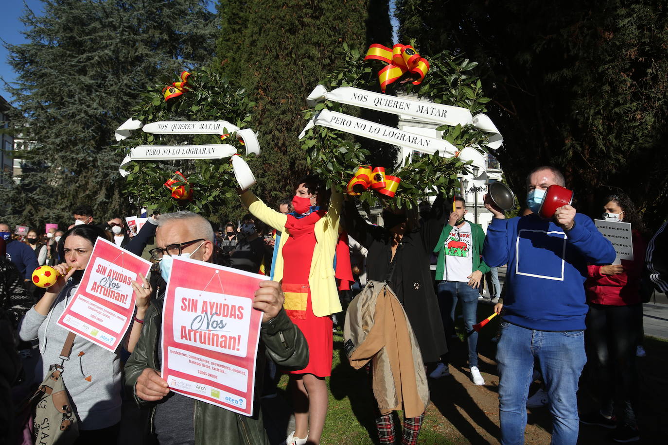 Buena parte del comercio y la hostelería asturiana llevan sin poder abrir desde el pasado 4 de noviembre, a causa de las medidas decretadas por el Gobierno regional para intentar frenar la segunda oleada de la pandemia. Desde entonces, los profesionales no han dejado de reivindicar en las calles de todo el Principado ayudas para el sector que permitan paliar las pérdidas ocasionadas por el cierre obligatorio. Así han sido las protestas que hosteleros y comerciantes protagonizaron la pasada semana. 