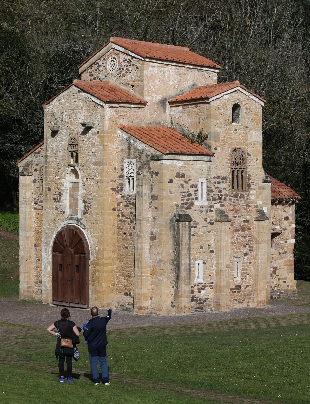 La iglesia de San Miguel de Lillo sufrió obras de conservación y restauración de las pinturas murales recientemente. 