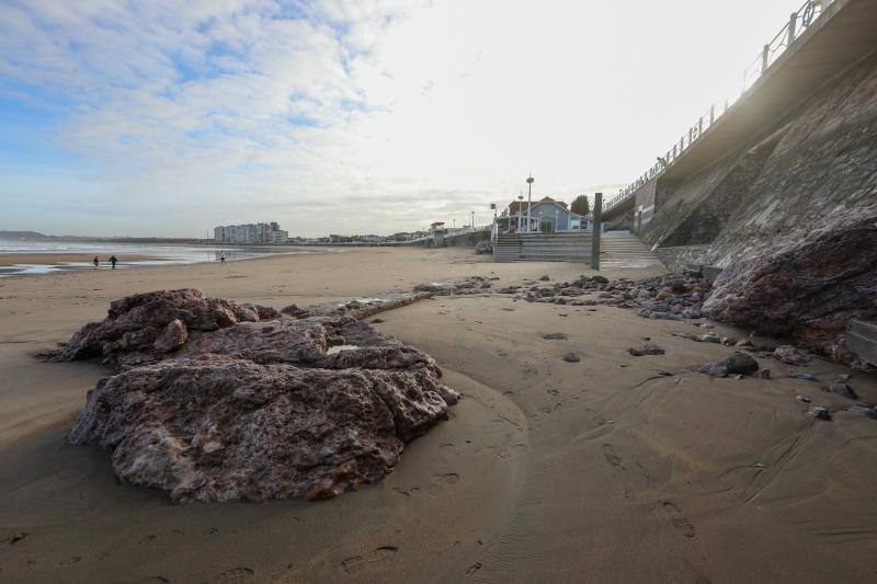 Los usuarios del arenal castrillonense se quejan de que la zona del Balneario está cubierta por rocas de gran tamaño. El Ayuntamiento sostiene que la pérdida de arena se debe a la fuerza de las mareas.