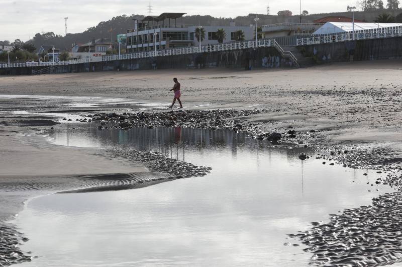 Los usuarios del arenal castrillonense se quejan de que la zona del Balneario está cubierta por rocas de gran tamaño. El Ayuntamiento sostiene que la pérdida de arena se debe a la fuerza de las mareas.