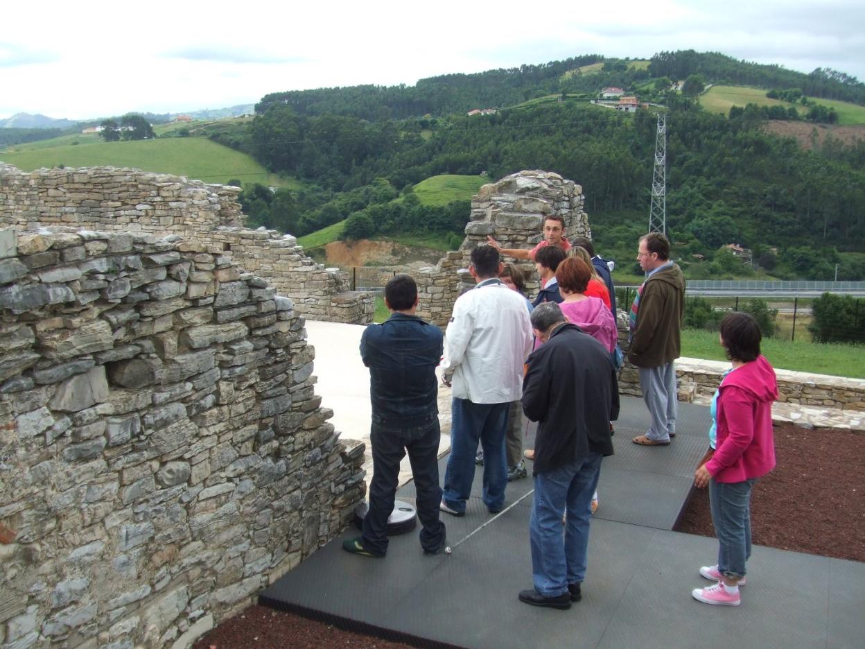 Residentes del alojamiento Jaipur de la Fundación Siloé, durante una visita al yacimiento arqueológico de Veranes, en Gijón. 