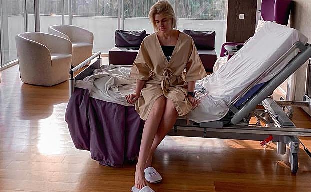 Adriana Albenia, operada de un bulto en el pecho