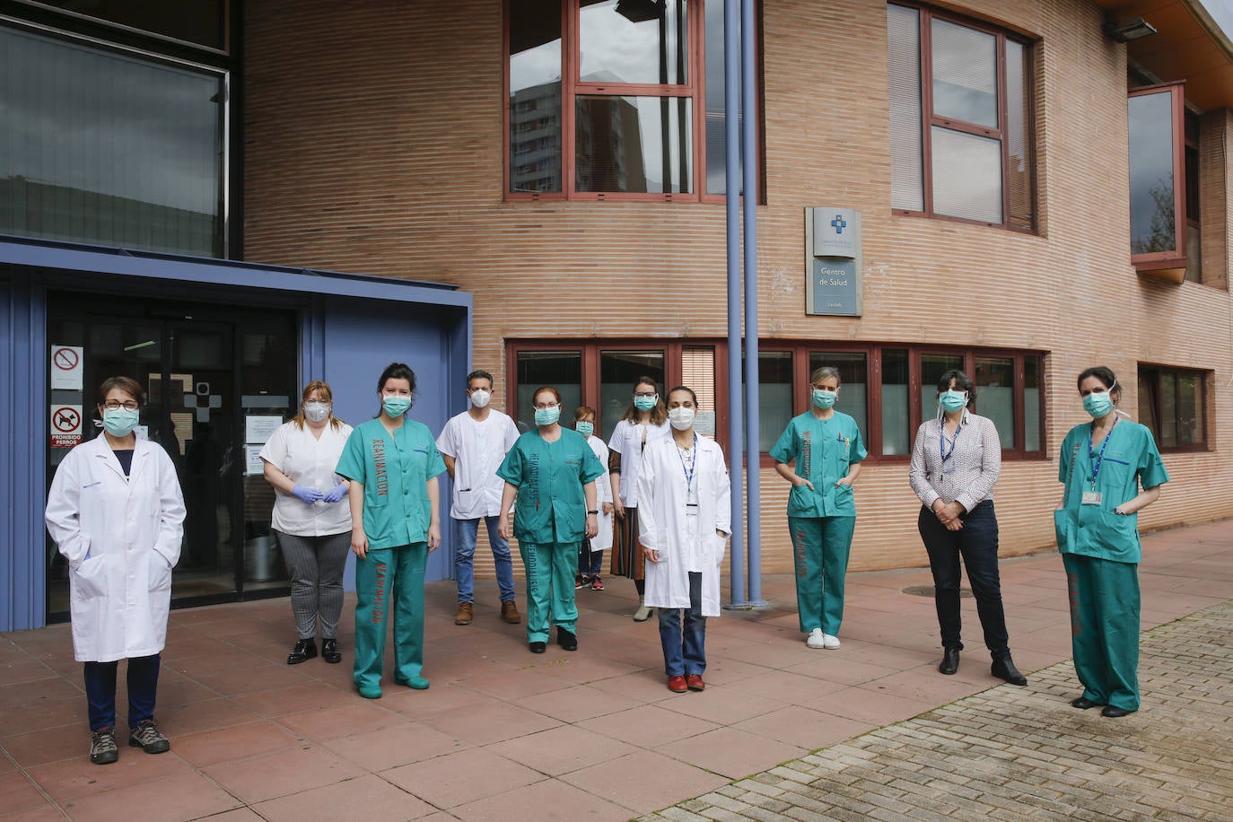 Personal a las puertas de un centro de atención primaria de Gijón