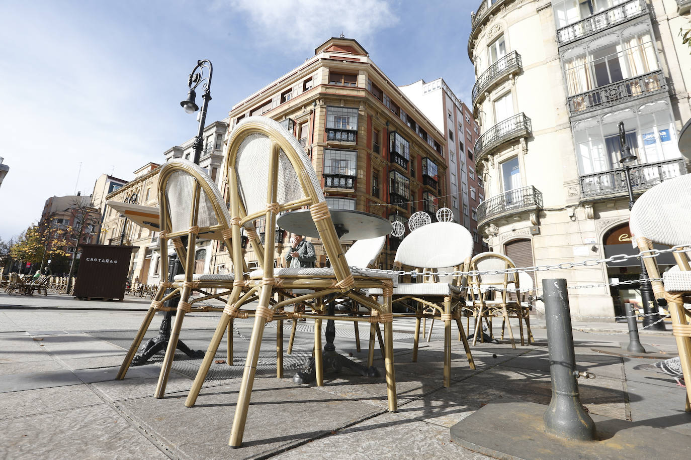 Terrazas vacías en Gijón como consecuencia de los cierres por las restricciones para frenar la pandemia