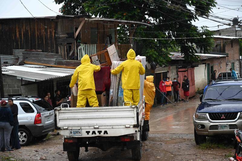 Después de arrasar Honduras, el huracán Iota golpeó este martes con fuerza Nicaragua. Ciudades como Jinotega y Nueva Segovia amanecieron con hoteles sin techo y regueros de árboles caídos que bloqueaban los accesos. Era el segundo ciclón de características devastadoras que arrasa Centroamérica en menos de dos semanas, algo especialmente inusual a estas alturas de la temporada en la que ya no suelen darse esos fenómenos.