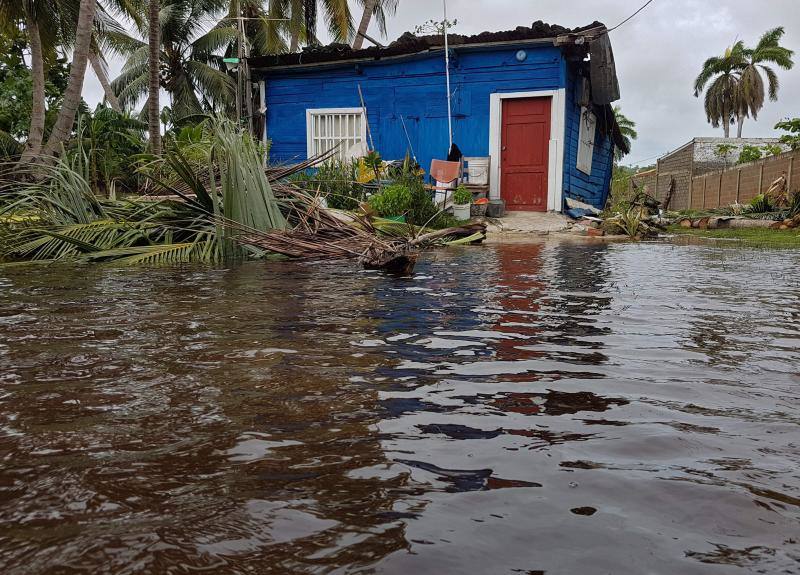 Después de arrasar Honduras, el huracán Iota golpeó este martes con fuerza Nicaragua. Ciudades como Jinotega y Nueva Segovia amanecieron con hoteles sin techo y regueros de árboles caídos que bloqueaban los accesos. Era el segundo ciclón de características devastadoras que arrasa Centroamérica en menos de dos semanas, algo especialmente inusual a estas alturas de la temporada en la que ya no suelen darse esos fenómenos.