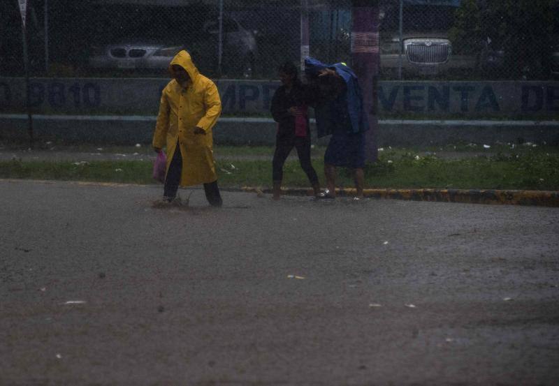 Después de arrasar Honduras, el huracán Iota golpeó este martes con fuerza Nicaragua. Ciudades como Jinotega y Nueva Segovia amanecieron con hoteles sin techo y regueros de árboles caídos que bloqueaban los accesos. Era el segundo ciclón de características devastadoras que arrasa Centroamérica en menos de dos semanas, algo especialmente inusual a estas alturas de la temporada en la que ya no suelen darse esos fenómenos.