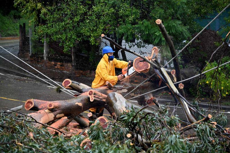 Después de arrasar Honduras, el huracán Iota golpeó este martes con fuerza Nicaragua. Ciudades como Jinotega y Nueva Segovia amanecieron con hoteles sin techo y regueros de árboles caídos que bloqueaban los accesos. Era el segundo ciclón de características devastadoras que arrasa Centroamérica en menos de dos semanas, algo especialmente inusual a estas alturas de la temporada en la que ya no suelen darse esos fenómenos.