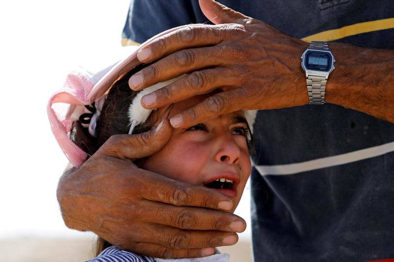 Una niña palestina llora mientras su tío trata de consolarla, después de que las fuerzas israelíes demolieran la casa de su familia cerca de Hebrón en la Cisjordania ocupada por Israel, el 30 de septiembre de 2020. 