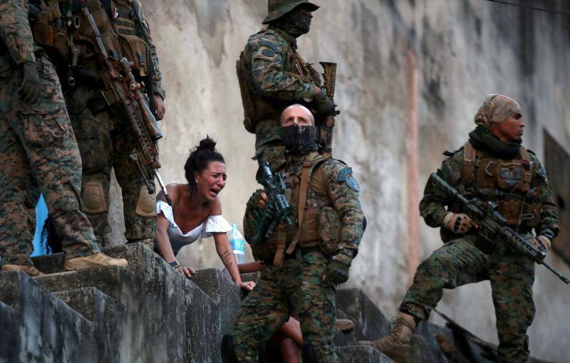 Juliana, embarazada de cuatro meses, desolada frente al cuerpo de su esposo Davi Barboza, disparado en Sao Carlos durante un operativo policial a causa de un fuerte enfrentamiento entre bandas de narcotraficantes, en Río de Janeiro, Brasil, 27 de agosto de 2020 "Quiero pedirle a quien esté en esa vida que salga. Piensa en tu familia porque es muy difícil para nosotros. No sé cómo voy a volver a casa y no verlo más", dijo Juliana. 