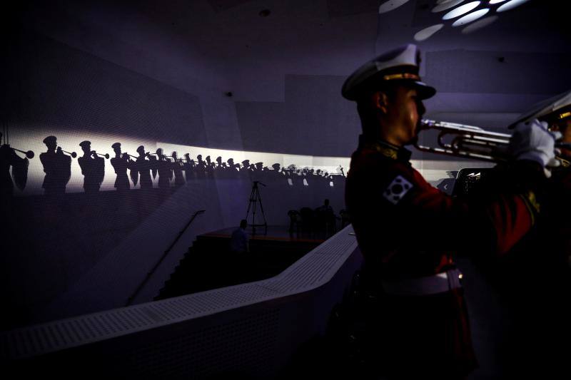 Miembros de una banda militar actúan durante una ceremonia para conmemorar el aniversario de la participación de las Fuerzas de las Naciones Unidas (ONU) en la Guerra de Corea, en Seúl, Corea del Sur, el 27 de julio de 2020. 