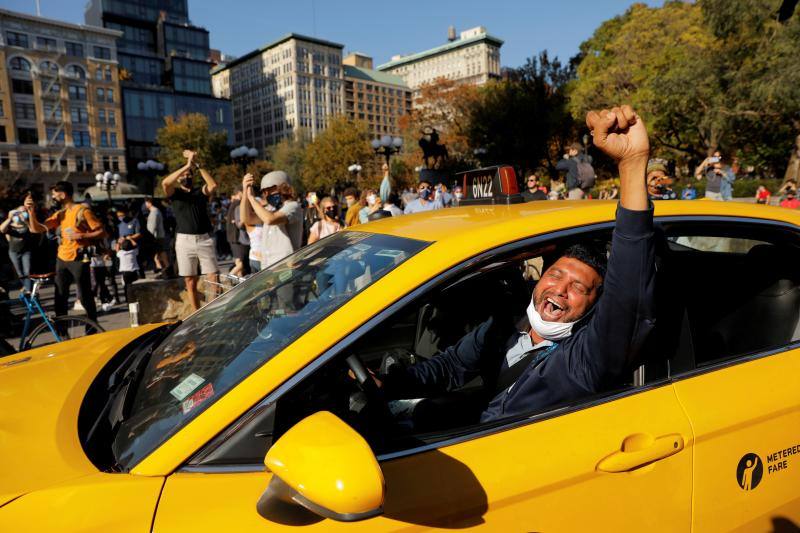 Un taxista levanta el puño durante la celebración de la victoria de Joe Biden. En Union Square en el distrito de Manhattan de la ciudad de Nueva York, EE UU, el 7 de noviembre de 2020. 