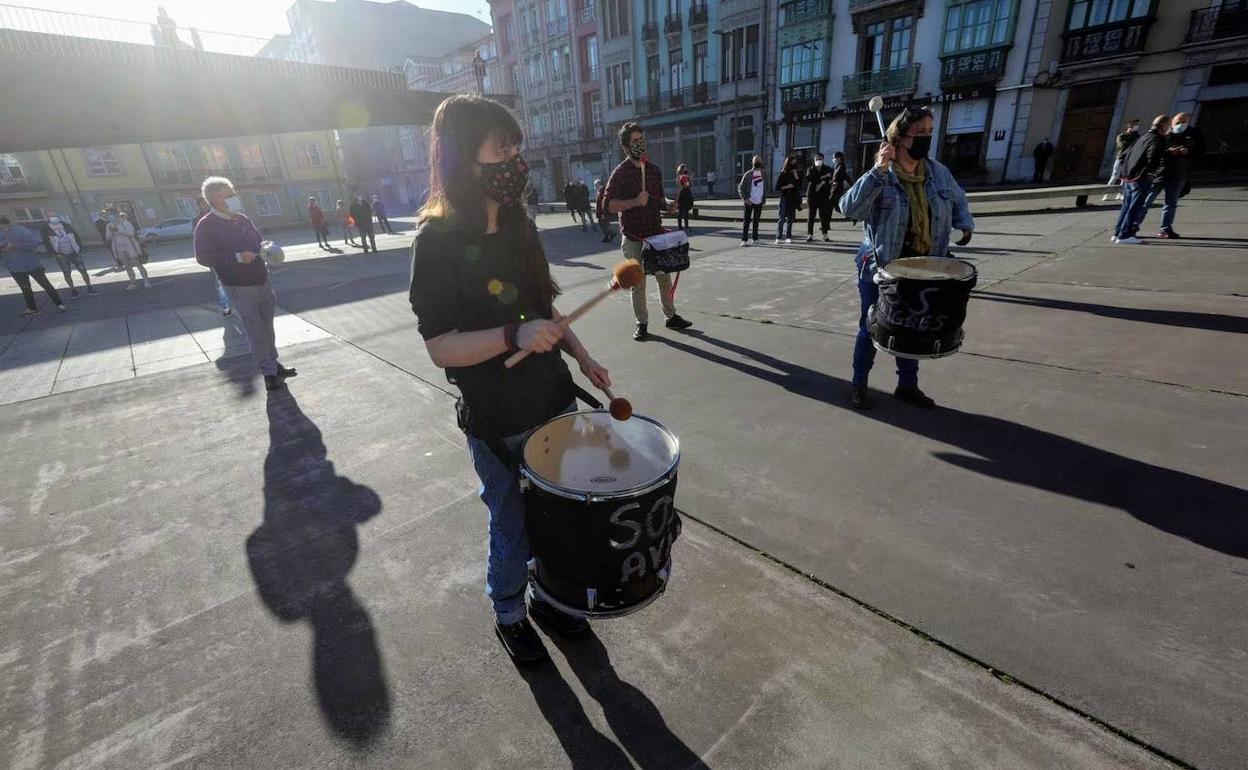 Un centenar de hosteleros se concentraron esta mañana en la plaza de la Antigua Pescadería. 
