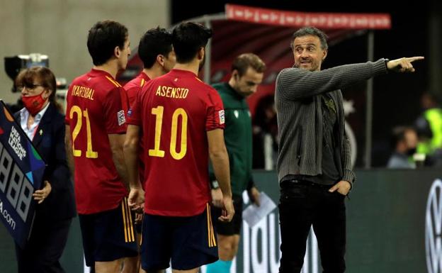 Luis Enrique alecciona a sus jugadores antes de un triple cambio. 