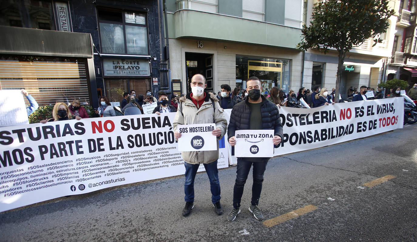 Los hosteleros ovetenses se concentran ante la Junta General del Principado