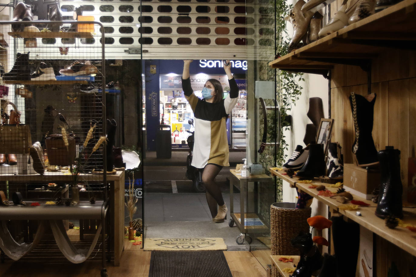 Un comercio echa el cierre el pasado tres de noviembre con motivo de las restricciones para frenar la pandemia