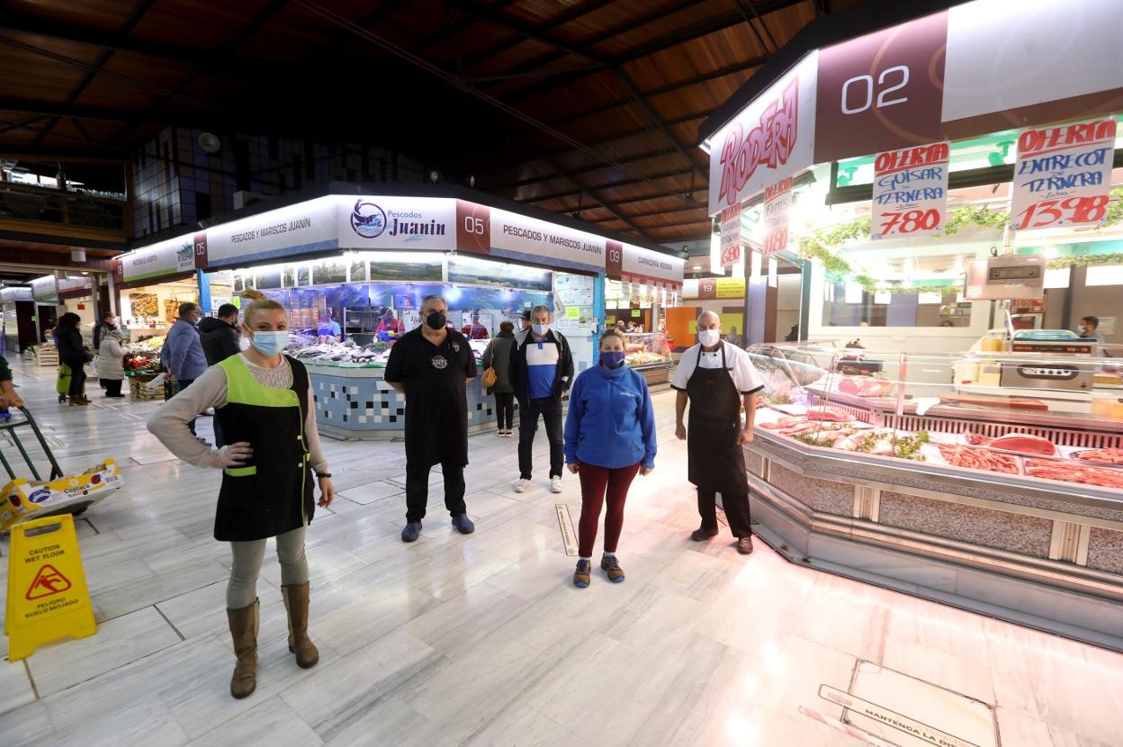 El personal de Astur Fruit, Charcutería Francisco Ariza, Pescados Vicente, Congelados Basilio y Carnicería Rodera posa en La Plaza.