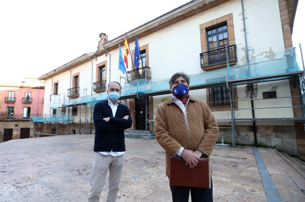 Gonzalo Cuervo y Felipe Díaz de Miranda posan en la plaza del Sol, el arquitecto y el historiador que han solicitado el BIC para el palacio. 