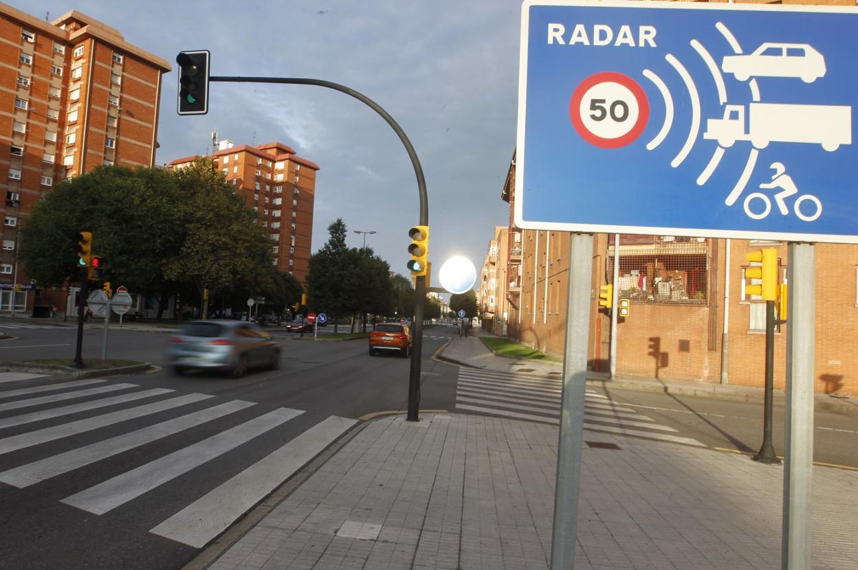 Aviso de la presencia de un radar en la avenida de Juan Carlos I. La recaudación por multas de tráfico se prevé que caiga en 2021. 