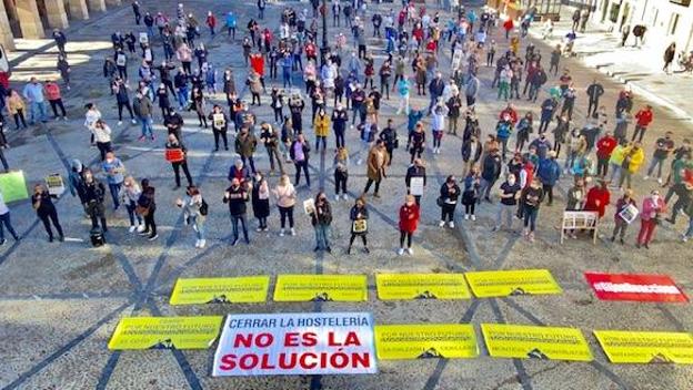 500 personas se manifiestan en Gijón en defensa de sus negocios y reivindicando la exención de impuestos