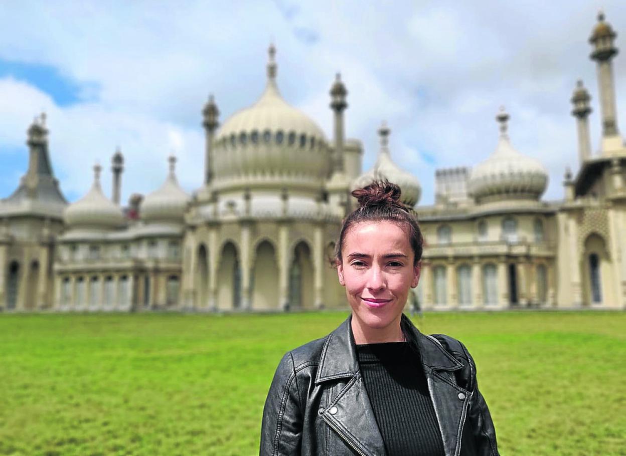 La ovetense Ágave Cimadevilla ante el Royal Pavilion, en la ciudad inglesa de Brighton. 