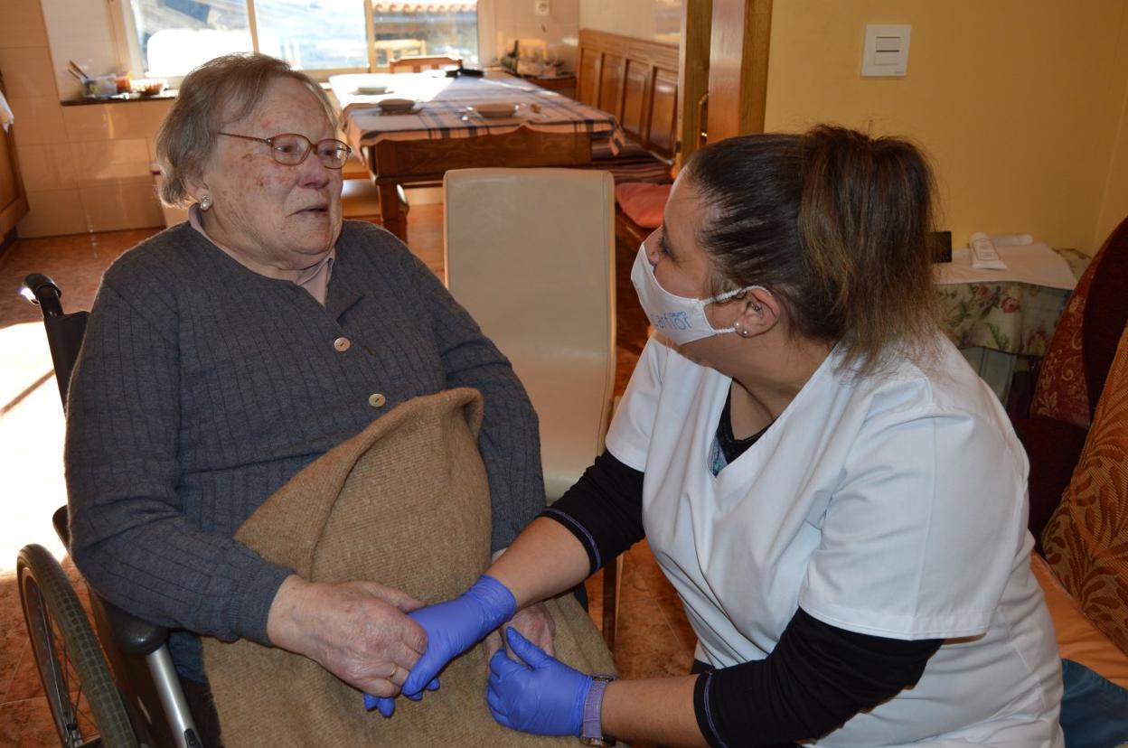 María Fernández, a punto de cumplir 100 años en San Martín de Beduledo, Allande, con Gloria Cadierno. 