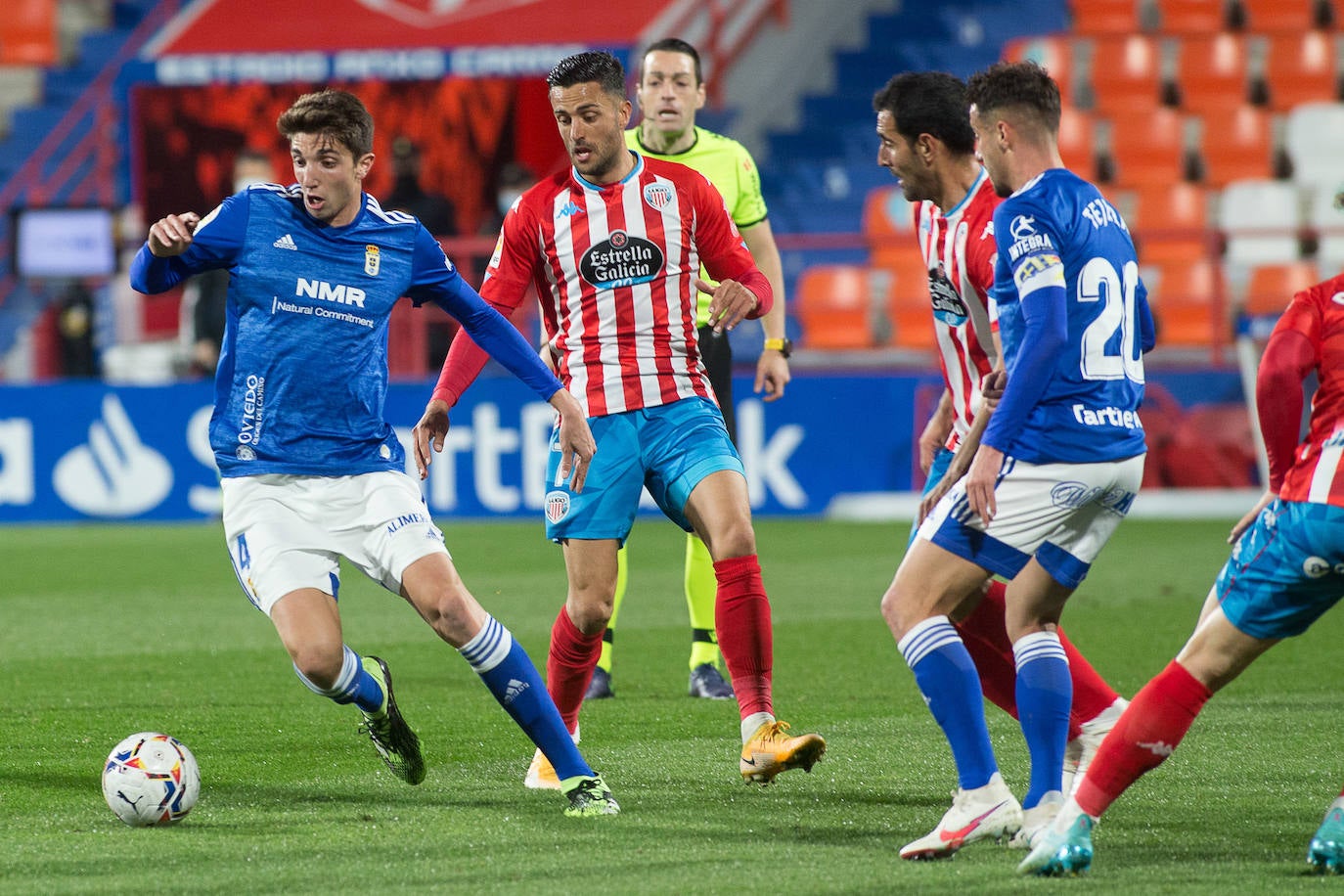 El partido en imágenes entre el Lugo y el Real Oviedo en el Anxo Carro celebrado este martes. 