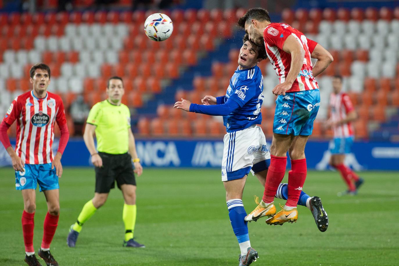 El partido en imágenes entre el Lugo y el Real Oviedo en el Anxo Carro celebrado este martes. 