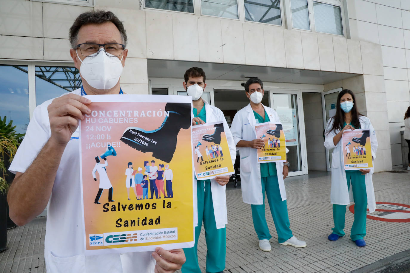 Los facultativos del HUCA y del Hospital de Cabueñes se han manifestado contra el decreto 29/2020, que permite contratar a profesionales sin MIR e intercambiar especialidades para paliar la presión hospitalaria por la pandemia