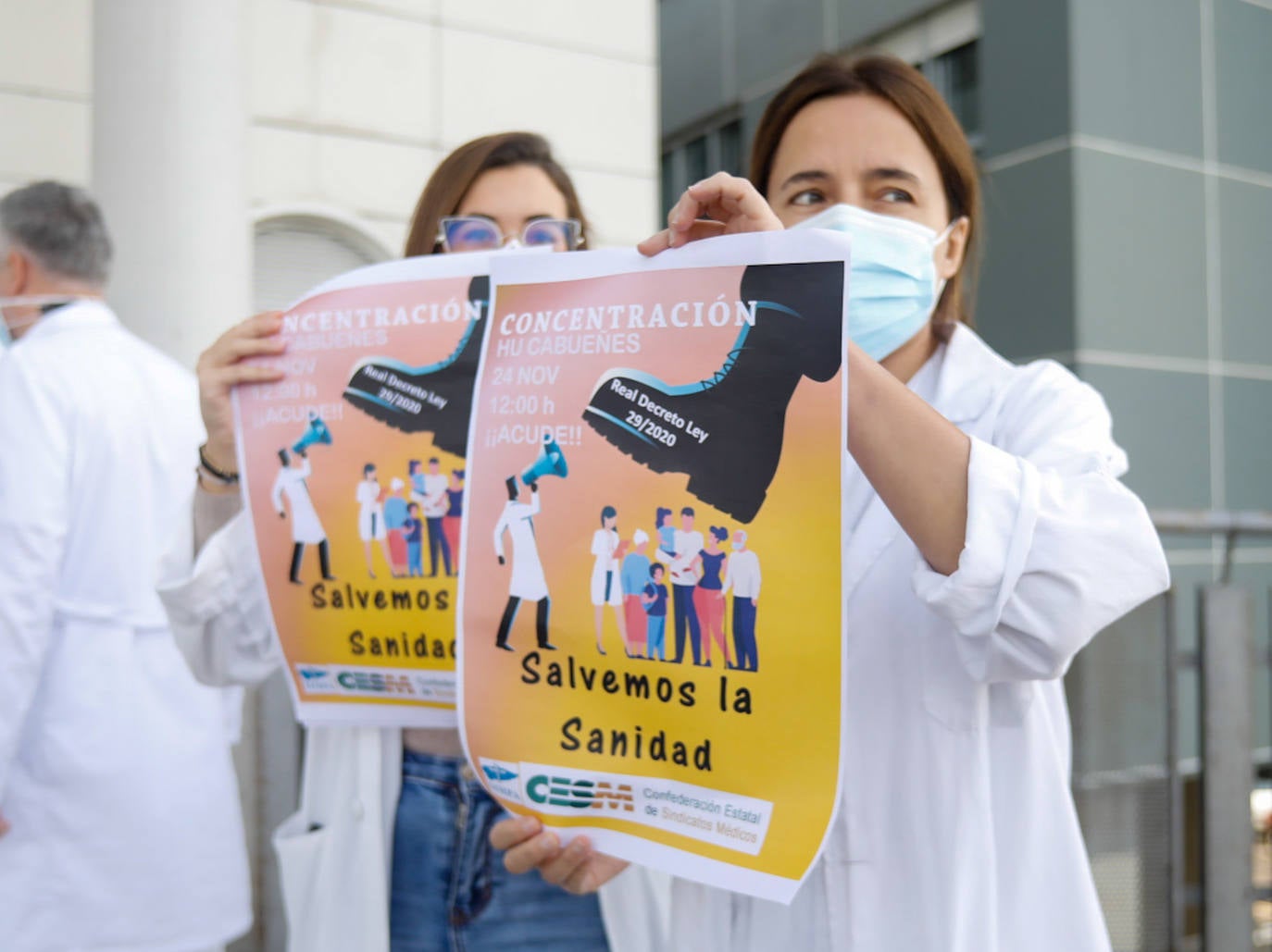 Los facultativos del HUCA y del Hospital de Cabueñes se han manifestado contra el decreto 29/2020, que permite contratar a profesionales sin MIR e intercambiar especialidades para paliar la presión hospitalaria por la pandemia