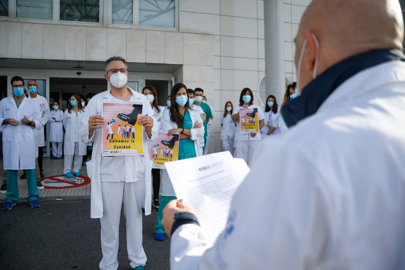 Los facultativos del HUCA y del Hospital de Cabueñes se han manifestado contra el decreto 29/2020, que permite contratar a profesionales sin MIR e intercambiar especialidades para paliar la presión hospitalaria por la pandemia