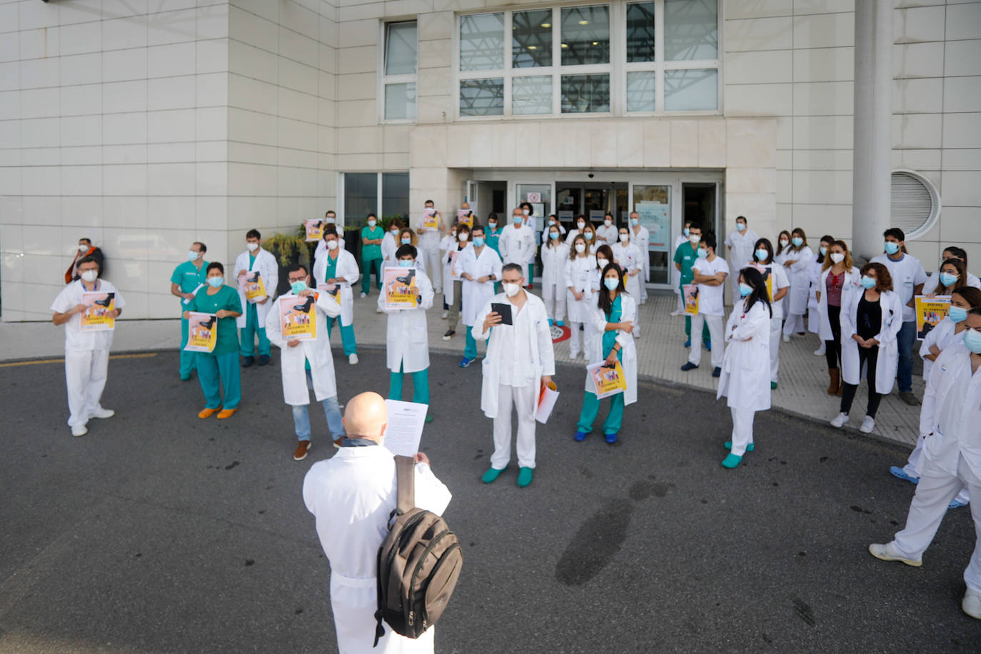 Los facultativos del HUCA y del Hospital de Cabueñes se han manifestado contra el decreto 29/2020, que permite contratar a profesionales sin MIR e intercambiar especialidades para paliar la presión hospitalaria por la pandemia