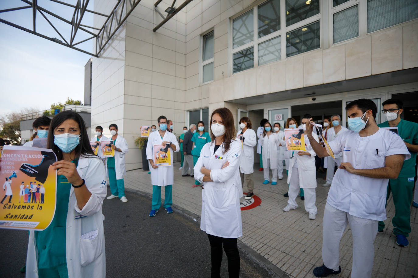Los facultativos del HUCA y del Hospital de Cabueñes se han manifestado contra el decreto 29/2020, que permite contratar a profesionales sin MIR e intercambiar especialidades para paliar la presión hospitalaria por la pandemia