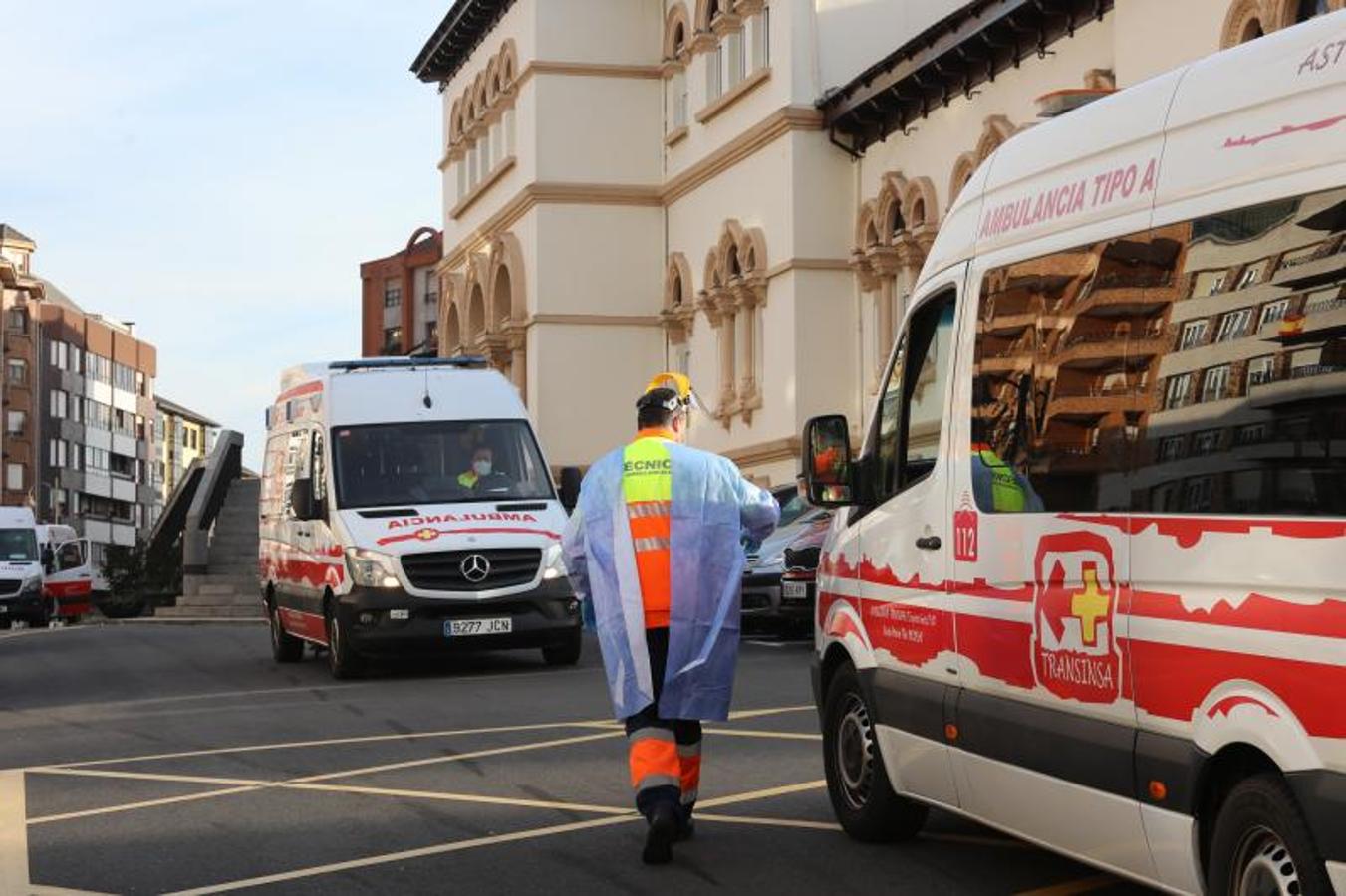 Fotos: Trasladan a una veintena de pacientes covid del Hospital Avilés a Gijón y Langreo