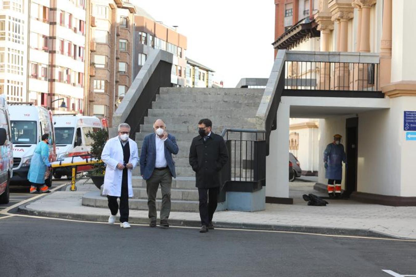 Fotos: Trasladan a una veintena de pacientes covid del Hospital Avilés a Gijón y Langreo