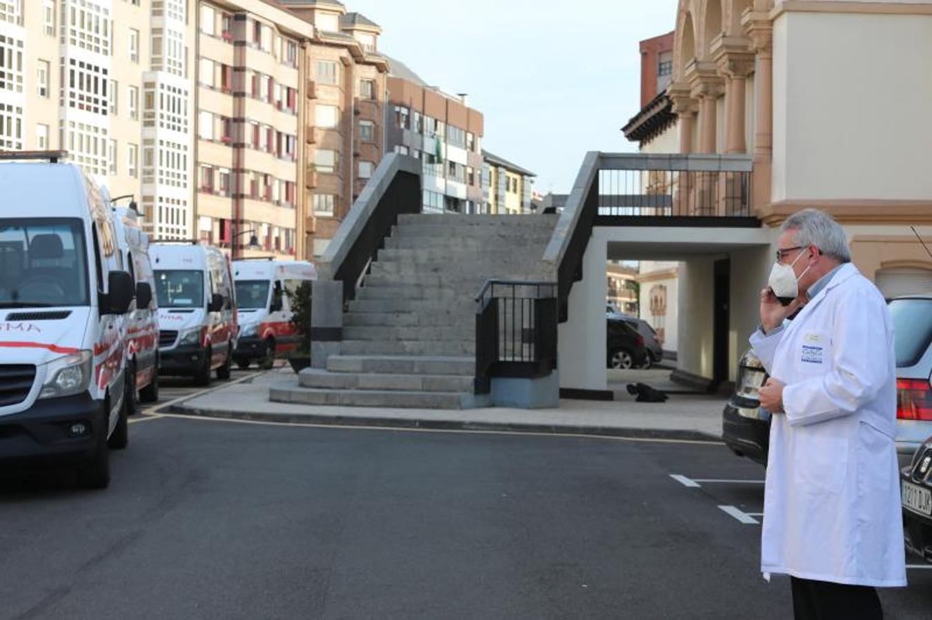 Fotos: Trasladan a una veintena de pacientes covid del Hospital Avilés a Gijón y Langreo