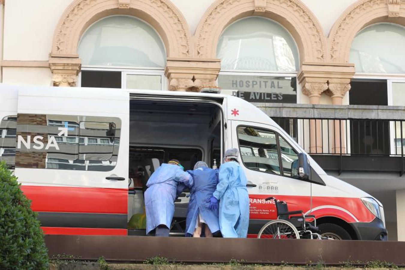 Fotos: Trasladan a una veintena de pacientes covid del Hospital Avilés a Gijón y Langreo