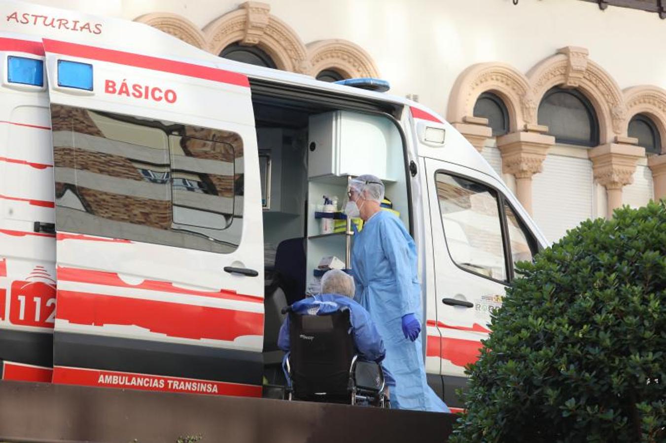 Fotos: Trasladan a una veintena de pacientes covid del Hospital Avilés a Gijón y Langreo