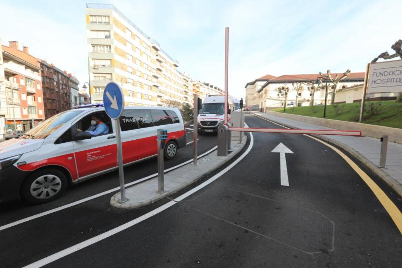 Fotos: Trasladan a una veintena de pacientes covid del Hospital Avilés a Gijón y Langreo