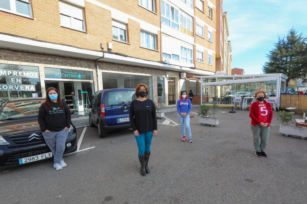 Las propietarias de Acontrahilo Showroom, Carnicería Jessica Córdoba y bar La Terraza, tres ejemplos de la oferta comercial de la zona. 