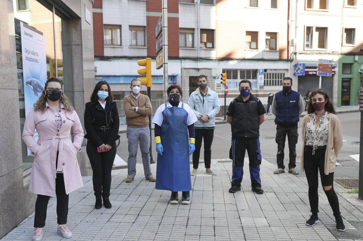 Comerciantes y hosteleros del barrio de Ceares, en la avenida de los Hermanos Felgueroso. 