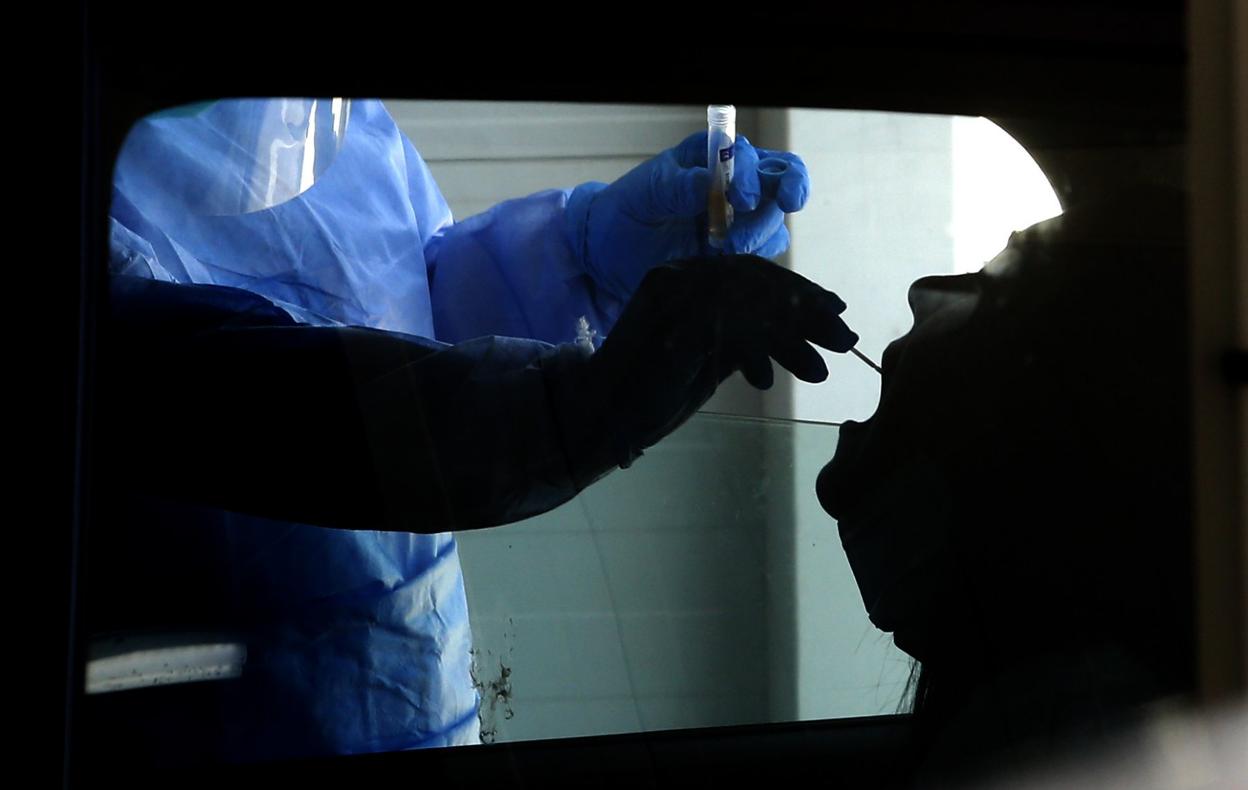 Toma de muestra para una PCR en el 'auto-covid' del HUCA. 