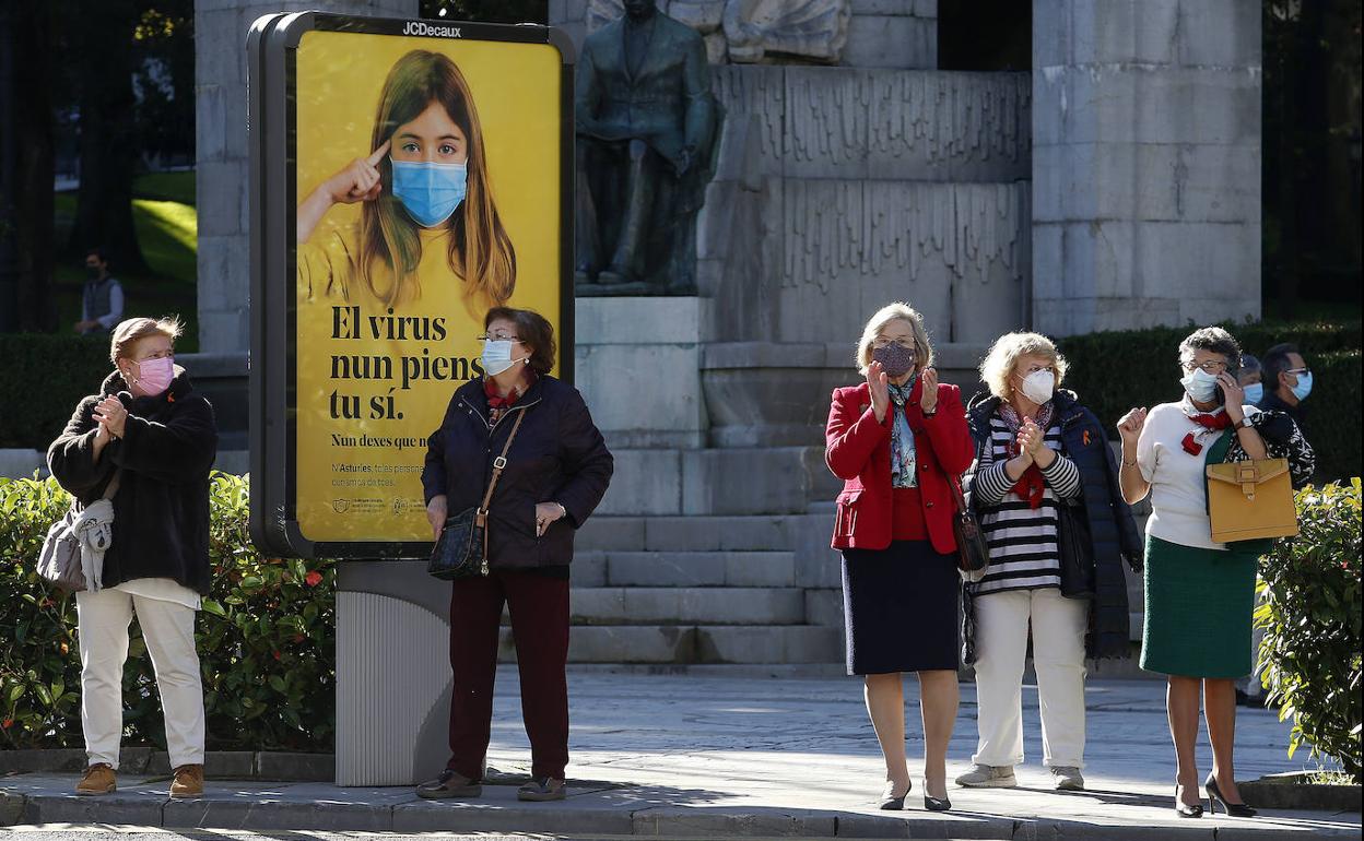 Personas con mascarillas en Oviedo 