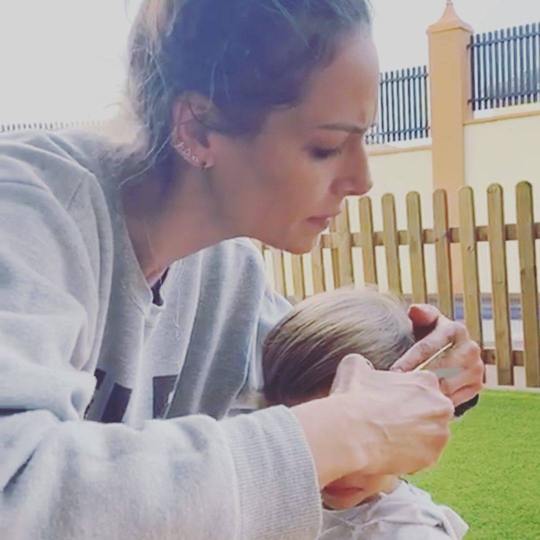 Eva González, con su hijo, en la vivienda de Mairena del Alcor. 