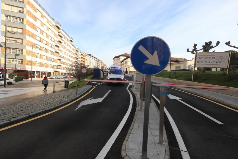 Fotos: Trasladan a una veintena de pacientes covid del Hospital Avilés a Gijón y Langreo